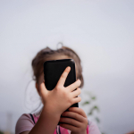 Bambini senza smartphone sotto i tre anni: la proposta di legge al Senato